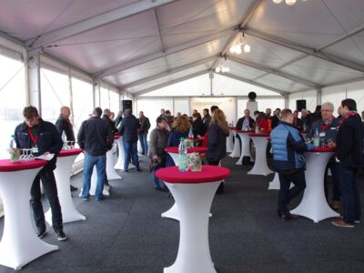 Gäste im Festzelt