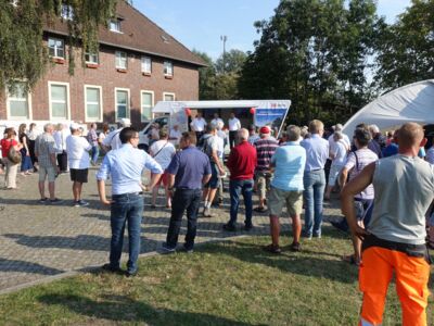 Landrat Sven Ambrosy, Gesamtprojektleiter Frank Heuermann und Bürgermeister Stephan Eiklenborg begrüßten am Nachmittag die rund 150 Besucher des Bürgerfestes der Deutschen Bahn.