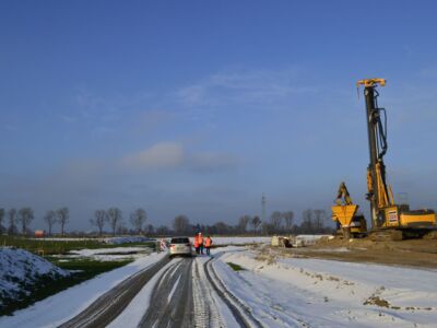 Vom Baufeld aus ist der leuchtend rote Infopunkt (links im Bild) am Ems-Jade-Kanal gut zu erkennen.