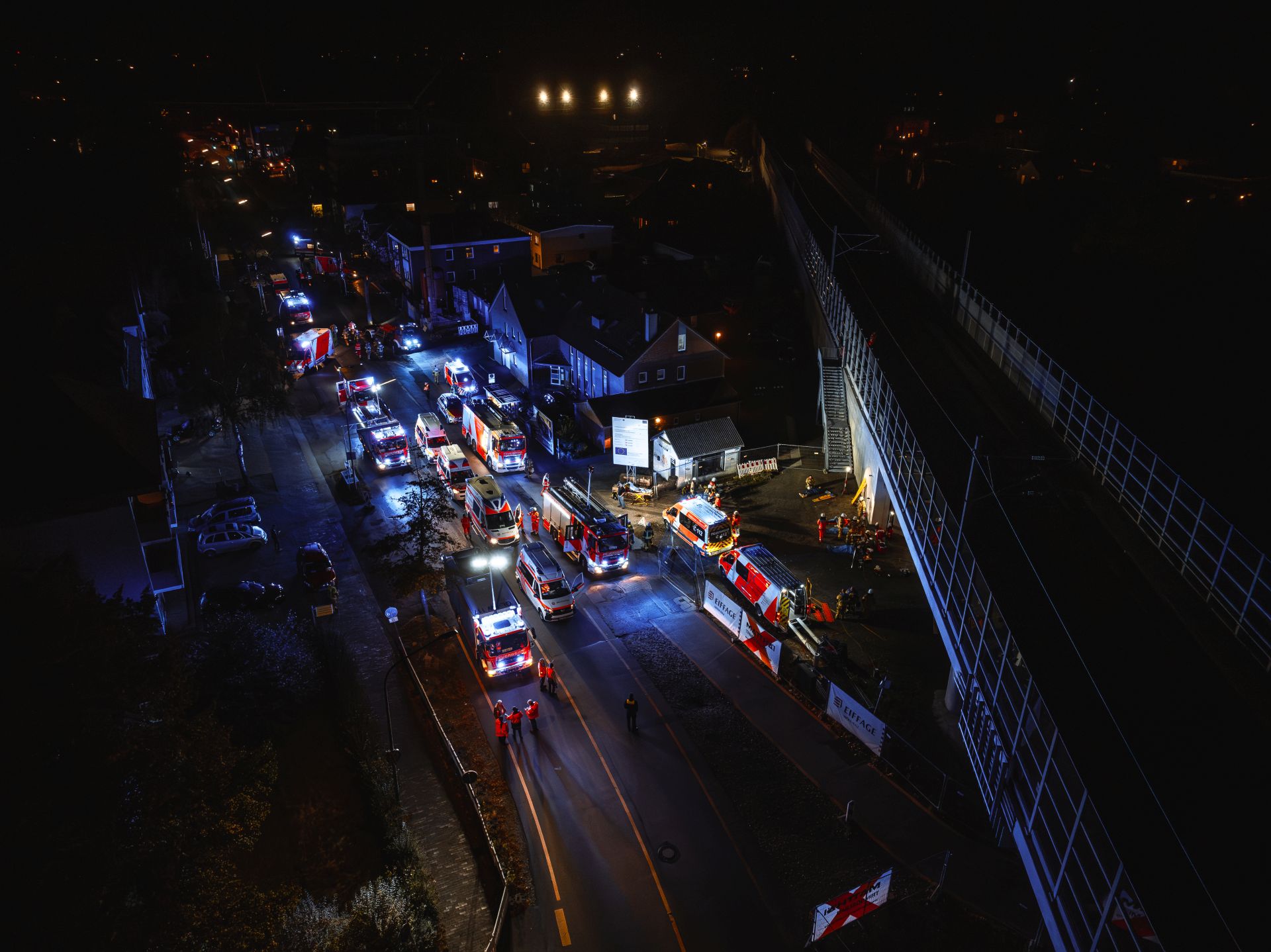 Luftbild bei Nacht, mehrere Rettungswagen zu sehen