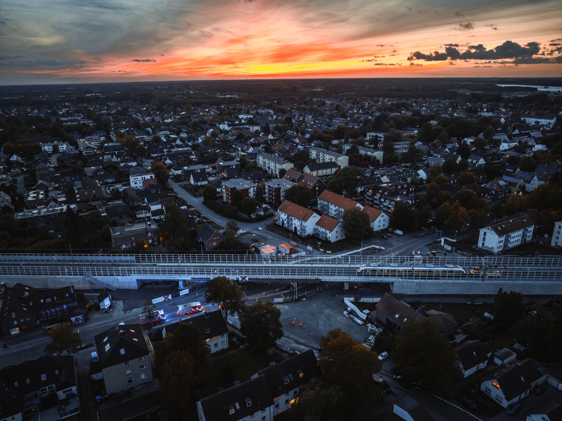 Luftbild mit der Eisenbahnbrücke Alexanderstraße und Häusern von  in der Abenddämmerung