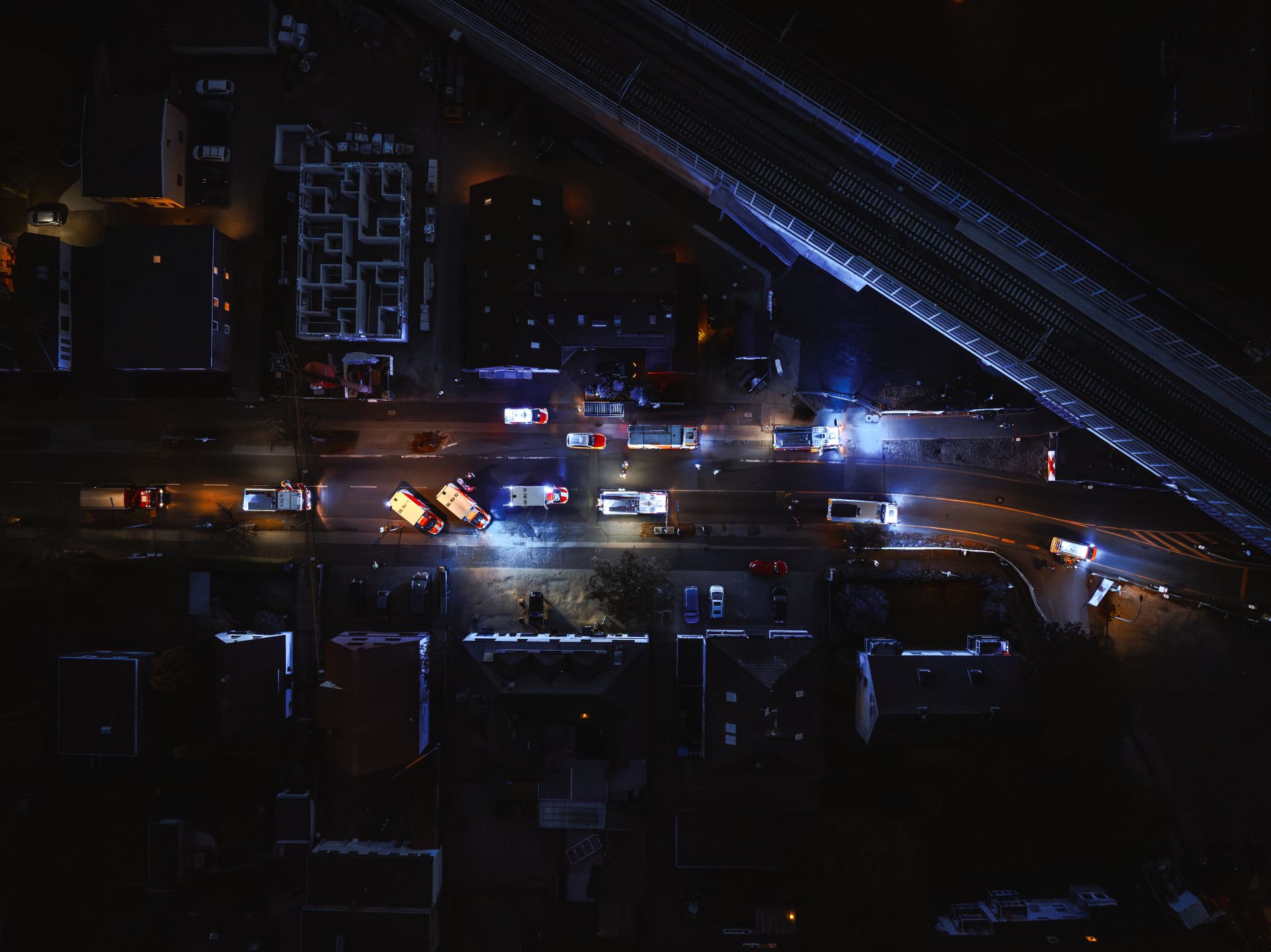 Luftbild bei Nacht, mehrere Rettungswagen zu sehen